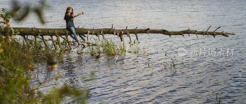宾夕法尼亚州波科诺斯的Mauch Chunk湖上，一名少女在自拍